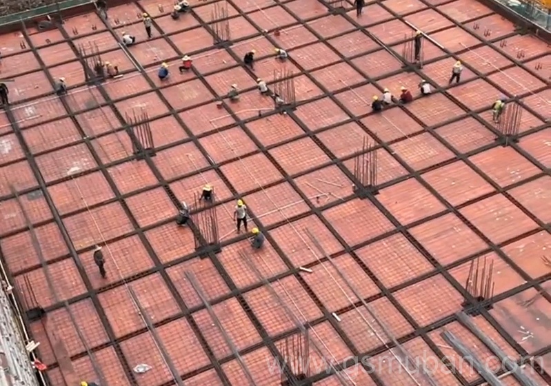 一張建筑紅模板樣品，促成合作案例